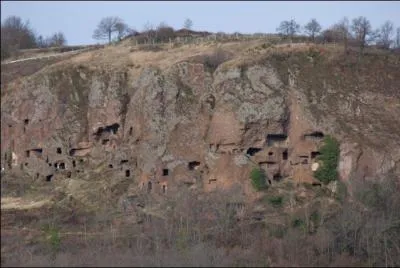Comment s'appelle cet exceptionnel site troglodytique du dpartement du Puy-de-Dme situ prs de Murol ?