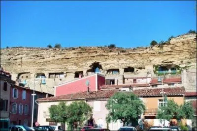 Prs de quelle grande ville franaise se trouvent les troglodytes de Saint-Chamas ?