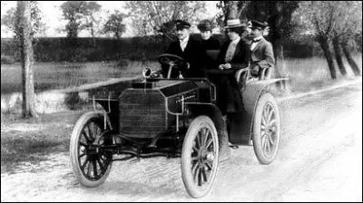 Le 31 mars, le constructeur automobile Daimler lance une voiture rvolutionnaire : dote d'un moteur, elle peut atteindre la vitesse de pointe de 85 km/h. Il s'agit de la toute premire :