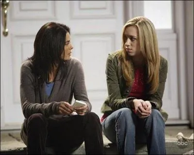 Quelle relation entretient Julie avec sa mre au cours des premires saisons de la srie ?