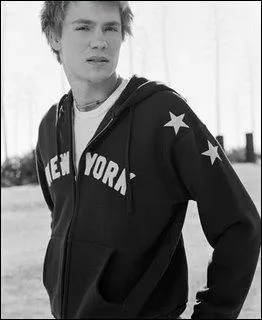 Pourquoi Lucas enmnage-t-il chez Dan ?