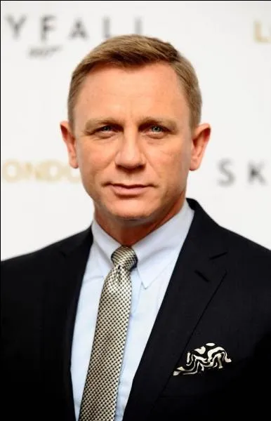 Comment se nomme l'acteur qui joue le rle de James Bond dans les trois derniers films ?