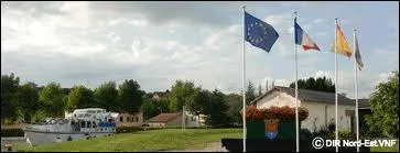 Je vais vous faire dcouvrir le port de plaisance du village d'Einville-au-Jard (Meurthe-et-Moselle). Il se situe en rgion ...