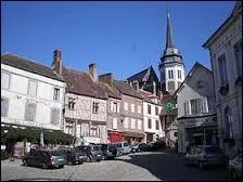 Nous sommes en plein centre de Toucy (dpartement n89), une commune situe en rgion ...