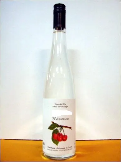 Comment appelle-t-on l'eau-de-vie obtenue par double distillation de jus ferments de cerises ?