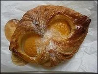 Comment s'appelle cette viennoiserie surnomme la lunette aux abricots en raison de sa forme ?