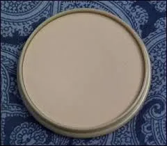 C'est une poudre compacte matifiante Stay Matte de chez...