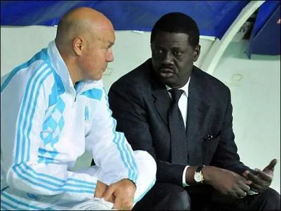 Qui sont les deux personnes qui discutent ?