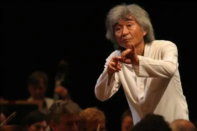 Quel est ce chef d'orchestre japonais n en 1935, longtemps titulaire de l'orchestre de Boston ?
