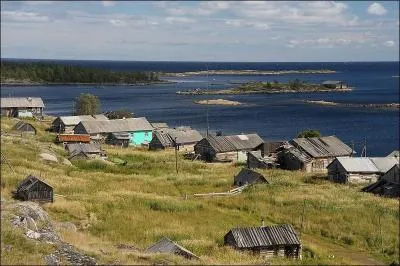 Quelle est la couleur de la mer qui s'tend au Nord-Ouest de la Russie et dpend de l'ocan Arctique ?