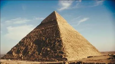 La grande pyramide de Gizeh fait partie des sept merveilles du monde antique, mais quel pharaon ralisera cette pyramide ?