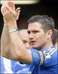 Quel est ce joueur de foot ?