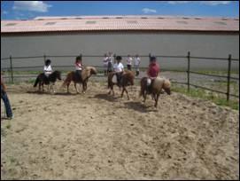 Ces cavaliers sont en piste  main :