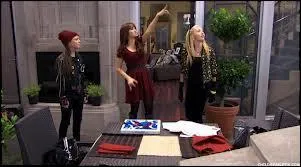 Une nouvelle arrive dans l'cole d'Emma. Elle est ... Sur l'image elle est  gauche.