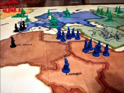 Jeu de stratgie trs clbre, il est une illustration de combats militaires simplifie  l'extrme, ouvre la voie  un univers ludique considrable : les jeux de simulations guerrires et les wargames. Autrefois appel  La Conqute du Monde , il s'agit de...