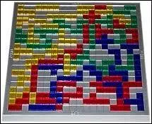 Les joueurs disposent tous d'un jeu de pices identiques (toutes les pices sont diffrentes) en dbut de partie. Chaque joueur  son tour place une de ses pices sur le tablier en respectant les rgles de pose. Lorsque plus aucun joueur ne peut poser de pice, la partie s'achve et on compte les points. Ces rgles vous font penser au jeu...