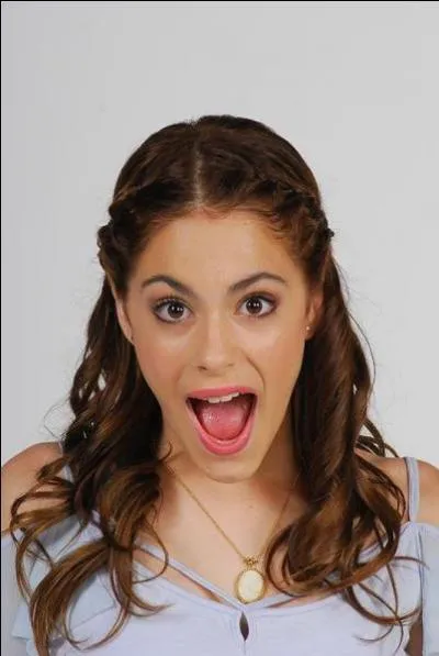 Quand Tomas passe l'audition, que porte Violetta dans ses bras ?