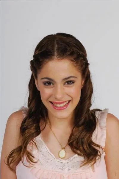 Dans un pisode Violetta se rend  une fausse fte costume. Qui lui a envoy l'invitation ?