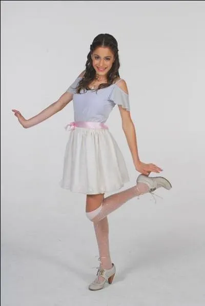 Dans la saison 1, comment dcouvre-t-elle le studio ?