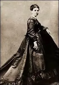 Ma femme ayant une relation avec son jeune secrtaire, a pass quinze jours en prison pour adultre (alors que moi, je ne faisais pas mieux ). J'ai obtenu le divorce pendant son incarcration. Je l'ai renvoye aux tats-Unis en obtenant qu'elle perde la garde des enfants et de la nationalit franaise. Mais en quelle anne ?