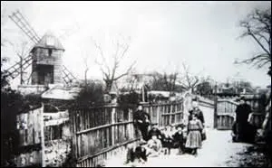 Le jour mme, un gouvernement de la Dfense nationale a t form et a nomm tienne Arago maire de Paris, lequel se chargea de dsigner des maires provisoires dans les diffrents arrondissements. C'est comme cela que je suis arriv  la tte de la mairie de :