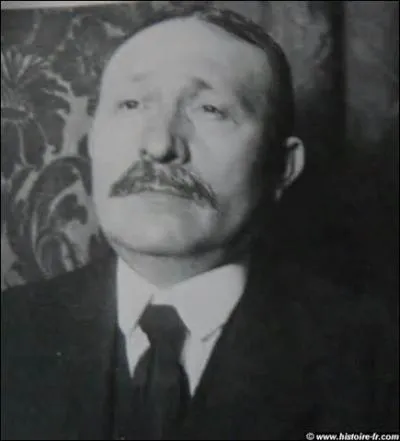 Mon cabinet comprend le gnral Picquart comme ministre de la guerre, le radical Pichon  la tte du quai d'Orsay (ministre des affaires trangres) ; mais un nouveau ministre est cr et est dirig par le socialiste Ren Viviani, quel est ce nouveau poste ?