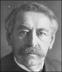 Toutefois le sujet prioritaire est l'application de la loi de sparation des glises et de l'tat adopte le 9 dcembre 1905 et fermement condamne par le pape Pie X ; cela soulve de nouveaux dbats, le Vatican faisant tout pour empcher la formation des associations culturelles auxquelles sont censes tre dvolues les biens de l'glise ; mais cette loi est  l'initiative de quel dput ?