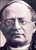 Enfin la position d'apaisement du gouvernement est confirm par la loi du 13 avril 1908 qui considre les glises comme des proprits communales et prvoit des mutualits ecclsiastiques (pour les retraites, etc), ces mesures ne seront cependant acceptes par le Vatican qu'aprs la premire guerre mondiale en 1922 ; qui est le pape  cette poque ?