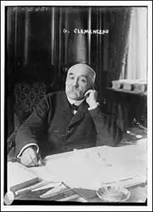 Je vais en 1908 jusqu' introduire un agent provocateur dans les rangs de la C-G-T pour dissoudre ce syndicat  anarcho-syndicaliste   l'poque ; en 1911, elle fera l'objet de l'interpellation de Joseph Caillaux, mme si les faits sont avrs, je suis surnomm  le briseur de grves , je relativise mon importance dans cette affaire ; cette histoire est-elle vraie ?