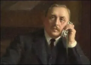 Je deviens vite ami avec le prfet Louis Lpine et conduis d'importantes rformes dans la police. Alors que la presse s'effraie des  Apaches , je soutiens la cration d'Alphonse Bertillon pour une police scientifique et cre les brigades rgionales mobiles (surnommes  les brigades du tigre ) ; qui est nomm  la tte de cette nouvelle sret gnrale ?