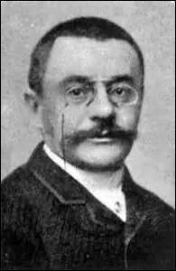 Je suis renvers au bout de presque 3 ans ; le 20 juillet 1909, je me refuse  rpondre  des questions d'ordre technique sur la marine pos par mon rival qui a fait tomber mon ministre de la marine (Gaston Thomson) l'anne prcdente, je fais alors voter un ordre du jour qui est repouss par 212 voix contre 176 et dmissionne ; qui est cet adversaire politique ?