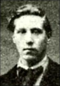 Passons la confrence de paix o je fus trs exigeant envers l'Allemagne au risque de faire capoter le trait de paix pour arriver au matin du 19 fvrier 1919 o un anarchiste me tire dessus  3 reprises, sans me blesser gravement (une balle ne sera jamais extraite, elle est loge dans l'omoplate  quelques millimtres de l'aorte) ; comment se nomme mon assaillant ?