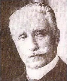 En janvier 1920, j'aspire  une retraite paisible, mais j'accepte que mes amis soumettent ma candidature  la Prsidence de la Rpublique, mes ennemis de gauche comme de droite s'opposent  moi et prfrent soutenir mon adversaire au vote prparatoire du 16 janvier que je perds avec 389 voix contre 408  mon concurrent, je prfre me retirer ; qui est ce politicien ?