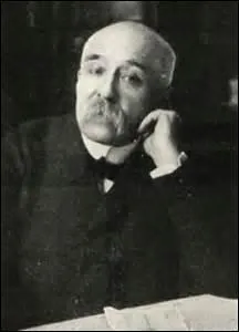 Ce coup-ci mon adversaire est lgrement bless ; pendant mon retrait de la vie politique (5 ans), j'cris des articles pour certains journaux comme   La Justice (en 1895)   ;   Journal (de 1895  1897)   ;   L'cho de Paris (1897)   ; mais d'aot 1894  1902, dans quel journal contrl par Maurice Sarrault, cris-je des chroniques littraires puis politiques ?
