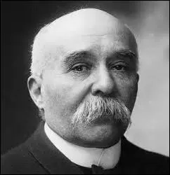 Ces articles sont ensuite publis sous forme de livres entre 1899 et 1903, les titres sont entre-autres :  L'inquit  ou  La honte  ; mais combien de volumes comportent tous ces articles ?