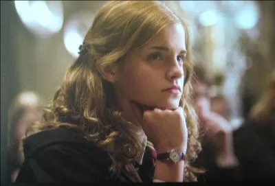 Dans le quatrième livre, Hermione devient plus belle pour une raison que l'on ne montre pas dans le film. Laquelle ?