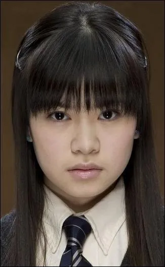 Dans le film, Harry demande à Cho de l'accompagner au bal devant la volière, mais dans le livre, il lui demande :