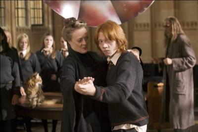 Qu'est-ce qui est différent entre le film et le livre concernant le cours de danse de McGonagall ?