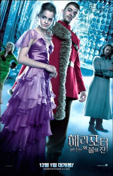 Dans le film, Hermione porte cette magnifique robe rose, mais dans le livre sa robe est ...