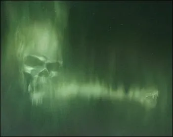 Dans le film, la marque des ténèbres est lancée par quelqu'un présent sur les ruines du camping. Dans le livre, cette mystérieuse personne lance le sortilège ...