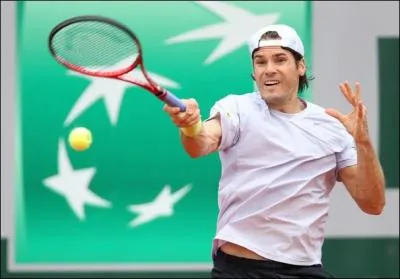 L'allemand Tommy Haas, est un vritable revenant. Aprs avoir atteint la deuxime place en 2002, il est revenu en 13me position cette anne. Laquelle de ces propositions est vraie le concernant ?
