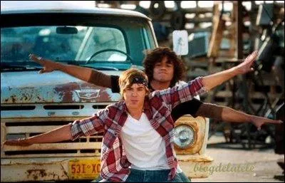 Qui chante  The Boys Are Back  ?