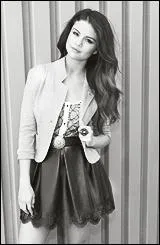 Combien Selena mesure-t-elle ?