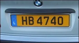 Une petite plaque jaune aussi bien devant que derrière avec la lettre (L) vient ...