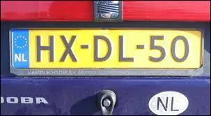 Une plaque avec les Lettre (NL) vient ...