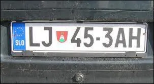 Celle-ci porte les lettres (SLO). Ce qui veut dire que le véhicule vient ...