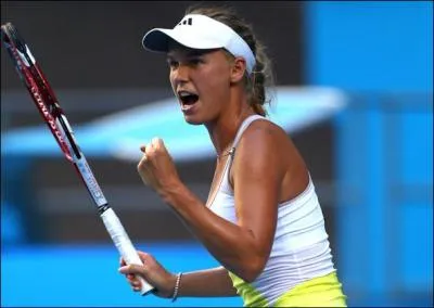 La danoise Caroline Wozniacki est devenue en 2010,  vingt ans, numro un mondiale. Malgr 20 titres remports  ce jour, elle n'a jamais remport le moindre Grand Chelem. O est-elle parvenue  accder  la finale ?