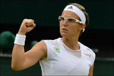 La belge Kirsten Flipkens a atteint cette saison la demi-finale sur le gazon londonien de Wimbledon (sa meilleure performance en Grand Chelem) o Bartoli l'a limine. Combien de titres a-t-elle remports  ce jour ?