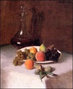 Une carafe de vin et assiette de fruits sur une nappe blanche.