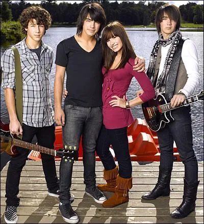 Pour quel film posent les Jonas Brothers et Demi Lovato ?